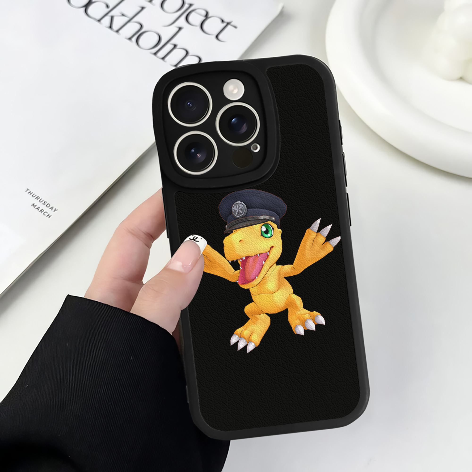 （画像用） Digimon デジタルモンスター/デジモン 【iPhone 16シリーズ対応】シリコンスマホケース（レザー調） 材質：シリコン